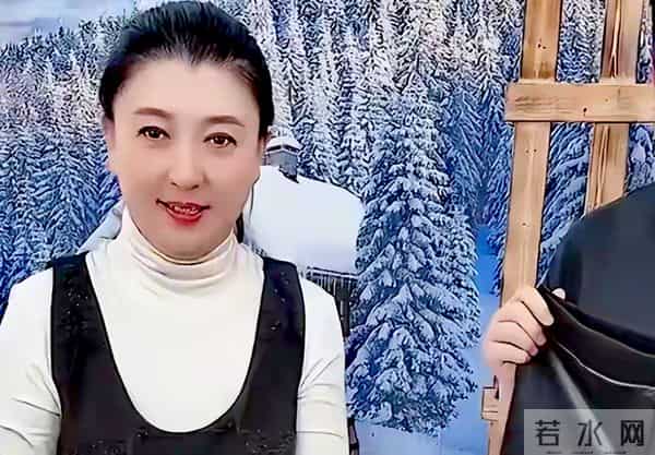 住千万豪宅，却熬夜赚辛苦钱？53岁闫学晶近况，给所有女性提个醒