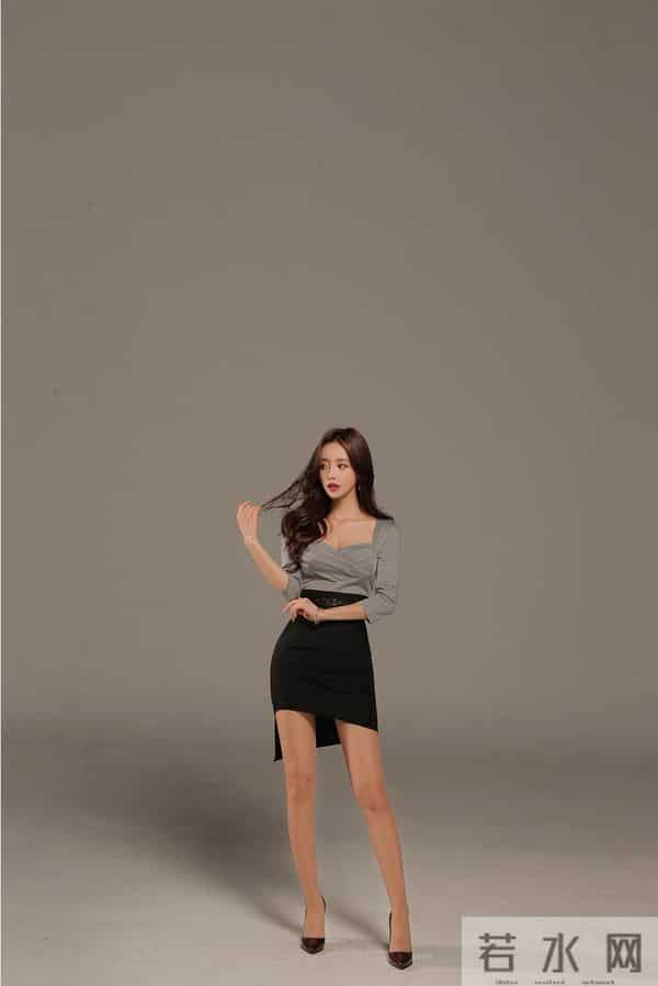 孙允珠『银河缎面轻滑低领纽花职业裙』