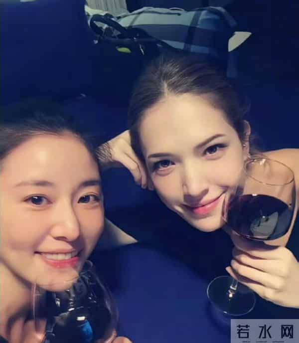 霍建华林心如参加邱泽许玮甯婚礼，霍建华"社恐式营业"表情抢镜