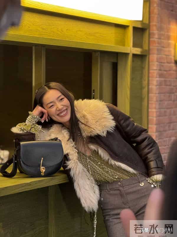 刘雯亮相线下活动，长腿成焦点，网友直呼“恐高”！