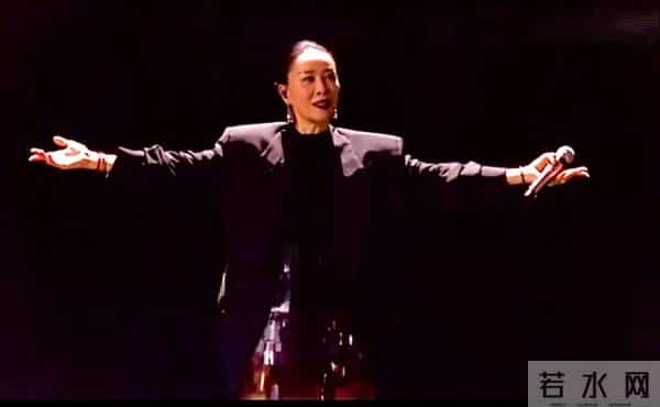 一场生日，戳穿了58岁那英的江湖地位，周深确实一个字都没说错