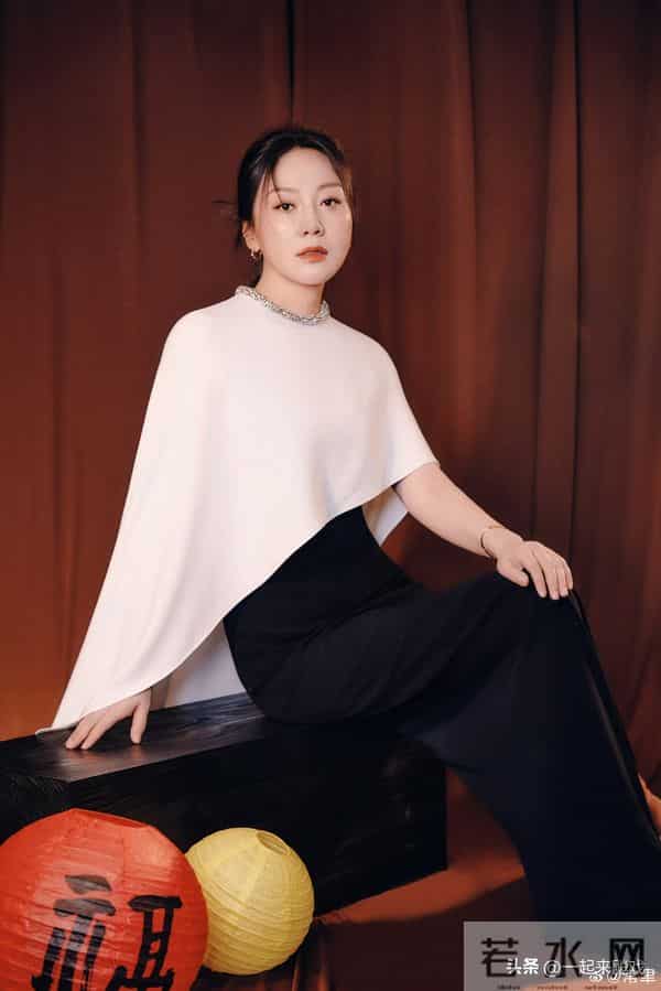 闫妮笑起来的梨涡依旧,眼神清澈明亮,美得如此真实、自然的女神