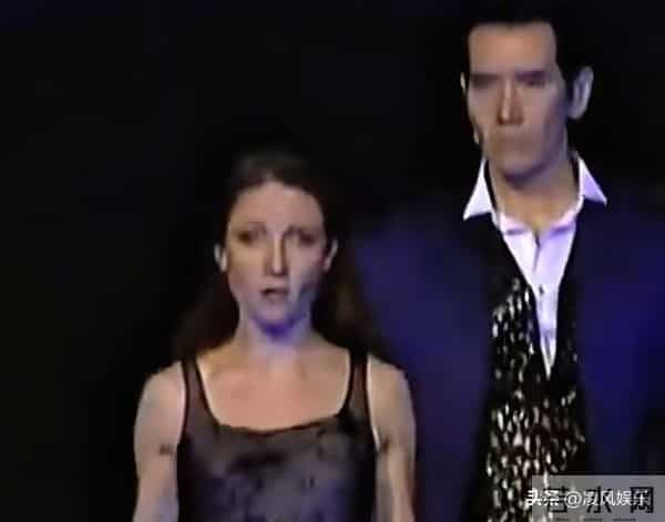 64岁费翔独居英国，房子自带超大花园，母亲去世后养猫为伴不孤单