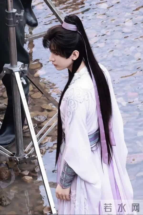 知名男星突发意外!威亚失控后脑勺被撞，当场倒地不起，细节曝光