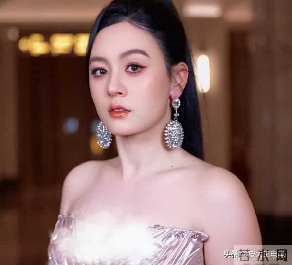 千万网红唐艺登台献唱，男观众高喊唐老鸭，中止表演要求观众道歉