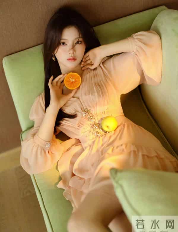 杨超越性感美腿