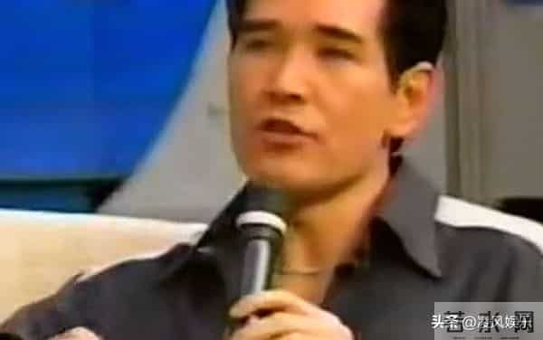 64岁费翔独居英国，房子自带超大花园，母亲去世后养猫为伴不孤单