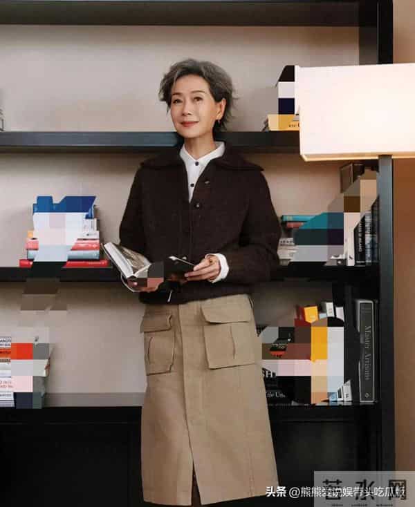 62岁叶童太会穿了！翻领毛衣+半身裙+长筒靴，时髦洋气又高级！