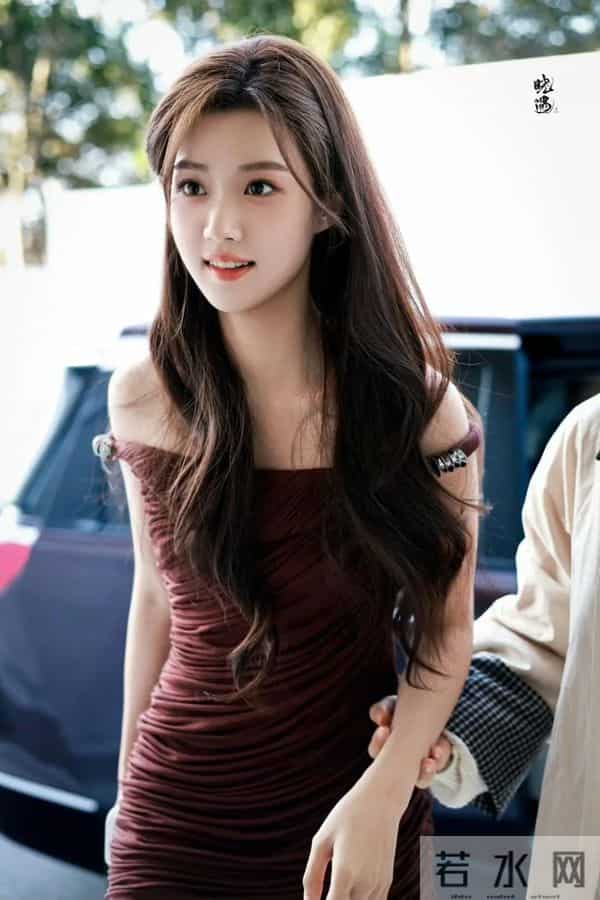 卢昱晓最新物料，归国千金既视感，肤白貌美