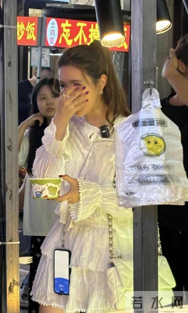 李多海在上海逛夜市，打扮像清纯女大学生，全程用中文和店家沟通