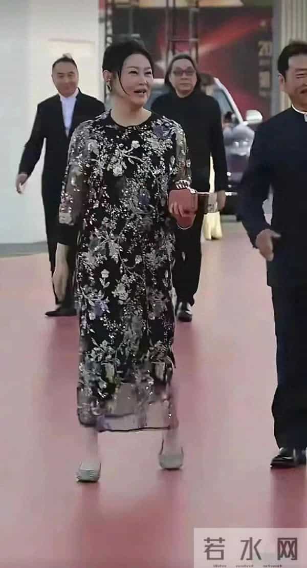 天哪，曾经的最美潘金莲王思懿现在也成了胖大婶了，55岁不婚不育