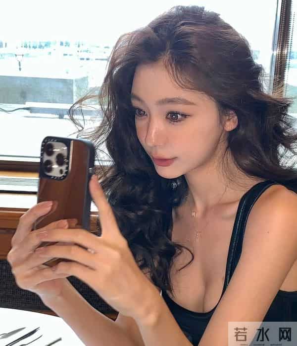 易梦玲穿黑色背心，身材绝好！