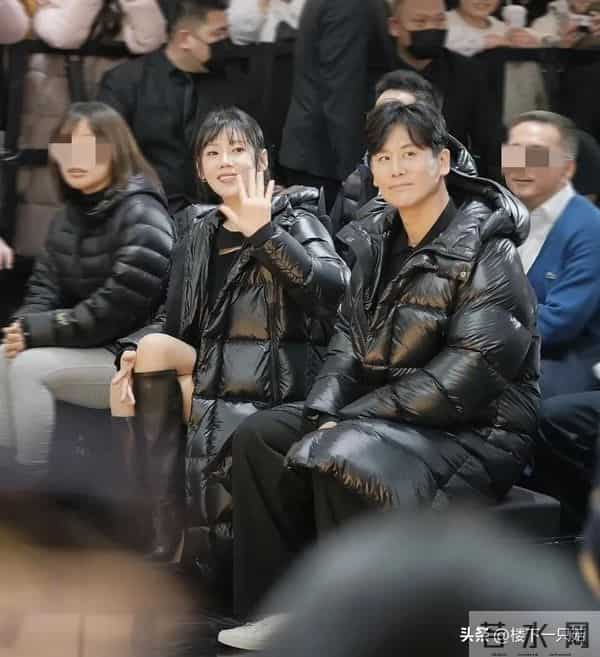 于晓光夫妻合体捞金 46岁秋瓷炫紧身短裙 空气刘海 笑容甜美似少女