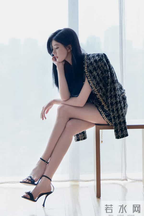 赵露思｜长筒靴下大白腿，更显气质又显美