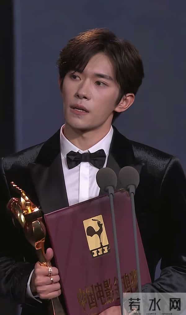 易烊千玺抬头的那一瞬间，好像看到了星爷的影子，一样的孤独感