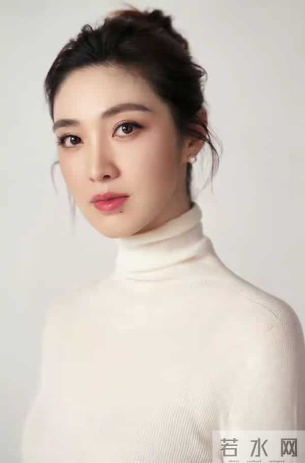 何卿｜气质熟女，身材凹凸曼妙