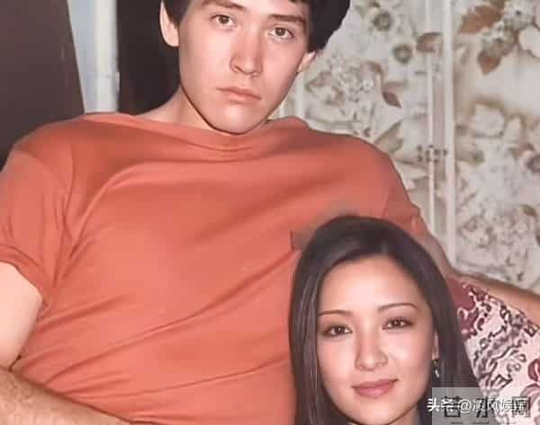 64岁费翔独居英国，房子自带超大花园，母亲去世后养猫为伴不孤单