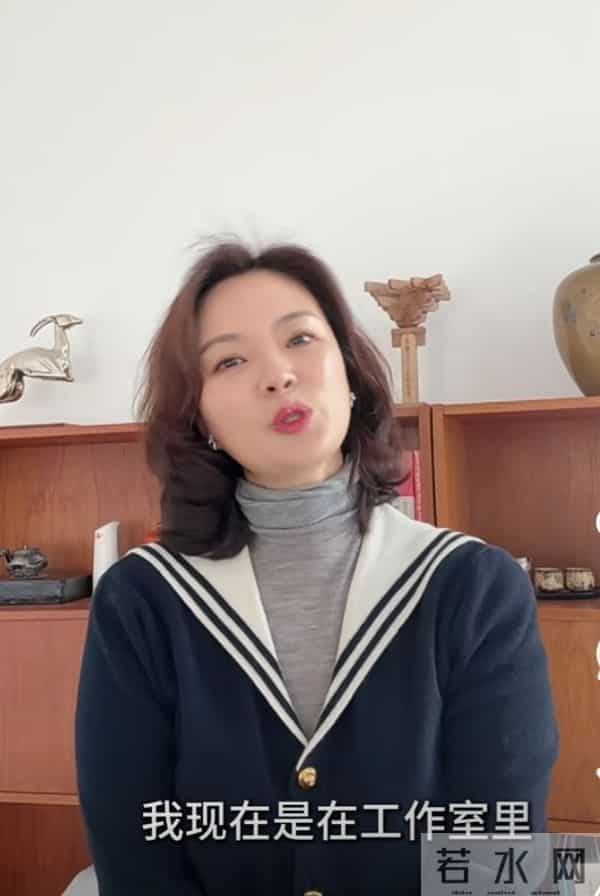 刘芳菲学院风穿搭出镜，卷发搭海军领开衫，优雅又精致