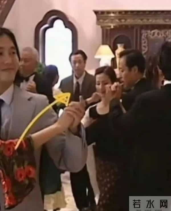 母亲看起来比女儿还美