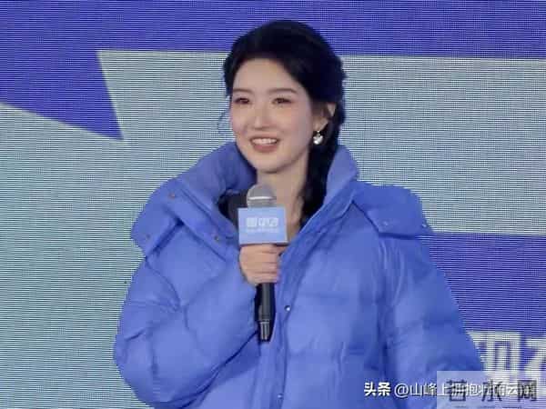 王玉雯出席雪中飞粉丝见面会，穿毛衣裙扎麻花辫，本人比电视还美