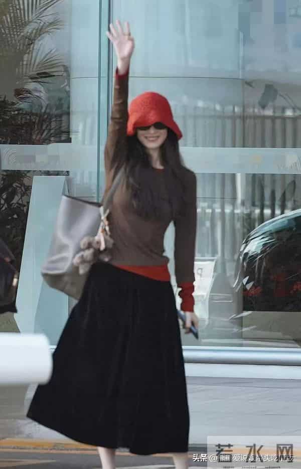 36岁倪妮太会穿了！假两件针织衫+黑裙+红帽，休闲随性又高级！