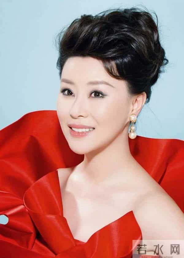 她9次登上春晚，却被谣传嫁给大31岁高层，如今49岁的她依旧单身