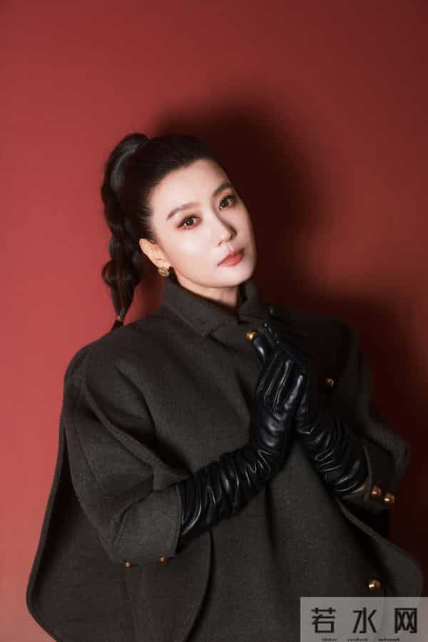 歌手谭晶舞台黑色丝袜筒靴造型，好有韵味