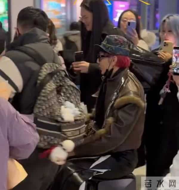 44岁“汪大东”颜值下跌，生图显老胡茬明显，牙齿不齐帅感全无