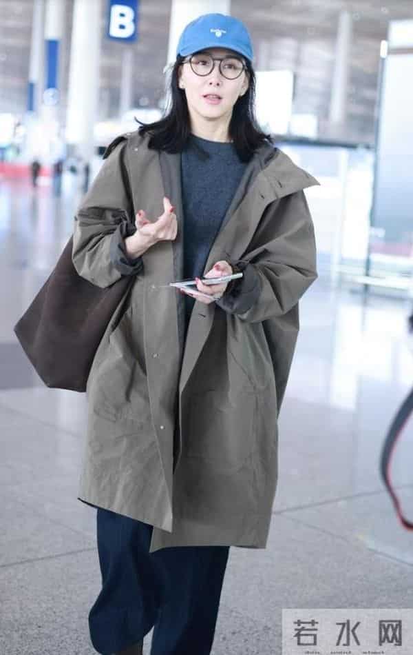 胡静机场私服真会穿！风衣+毛衣+阔腿裤，时髦洋气又高级
