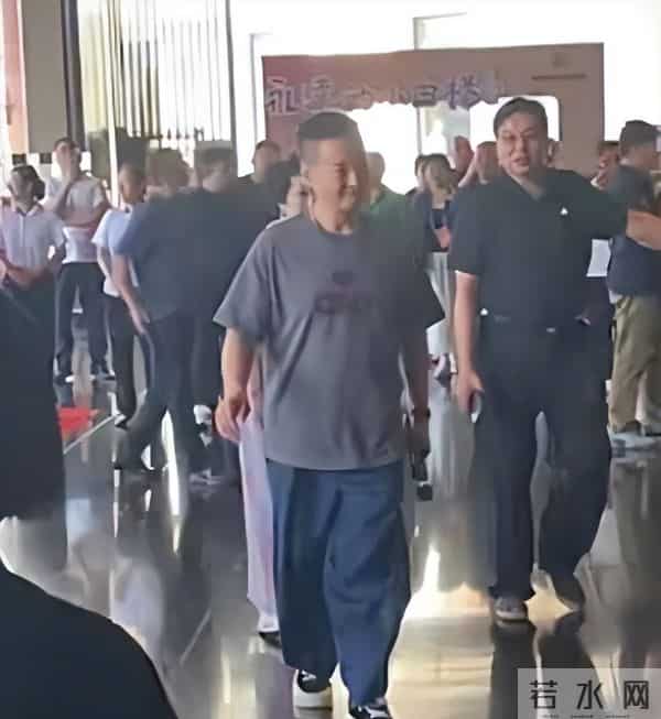 阎维文妻子近照曝光，抗癌35年萎缩驼背，夫妻仅差一岁却像两代人