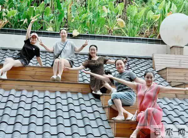 57岁陈小艺回四川老家！丸子头墨镜超显嫩，爬房顶拍照不怕摔