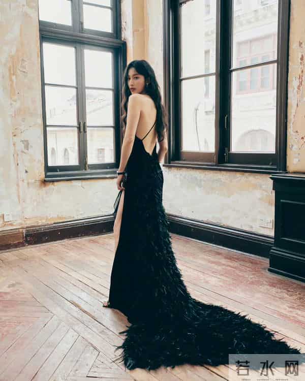 蛇蝎美人张俪终于火了 裸背骨感 身材修长曼妙 腰臀比一绝