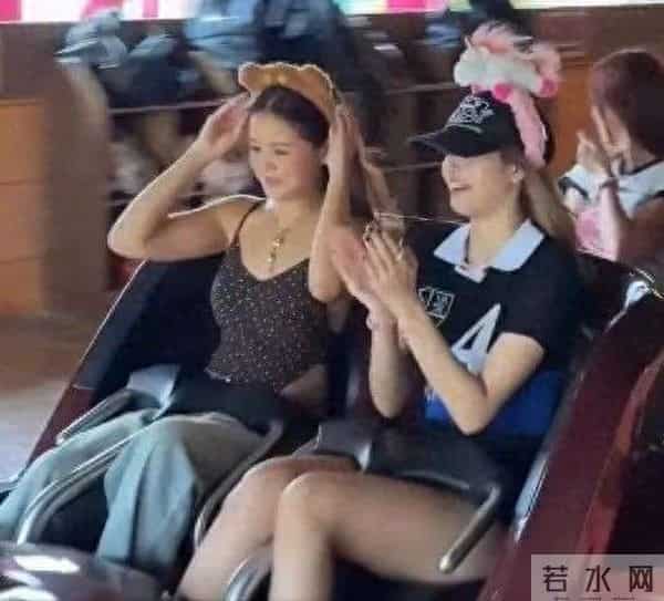 Lisa现身新加坡环球影城，笑容超甜，粉丝们疯狂追逐