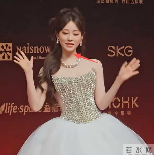 厦门红毯“见光死”，宋轶副乳尴尬，高圆圆皮松肉垮，王丽坤脸胖