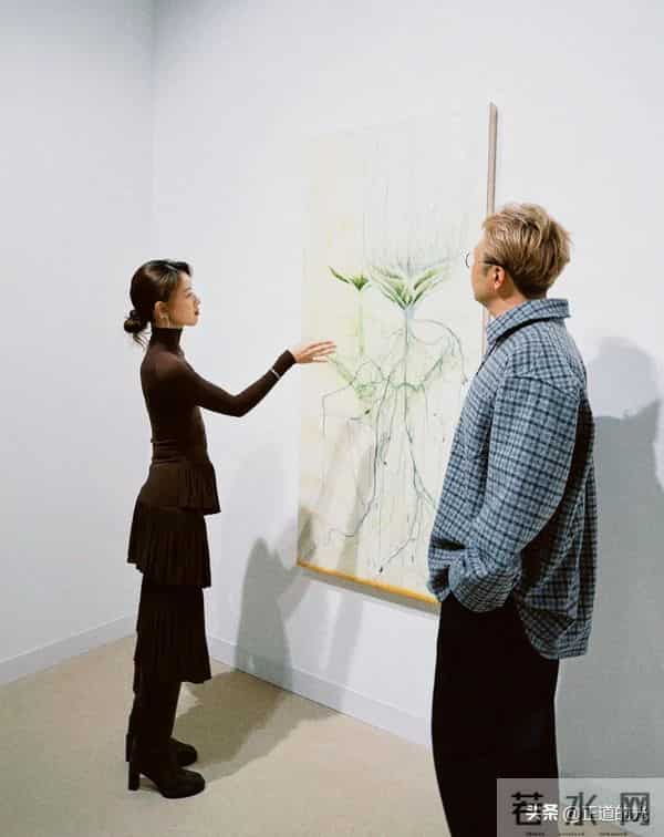 章泽天素颜皮肤紧致似少女 又和杜海涛伦敦同框 一起吃饭比耶合影