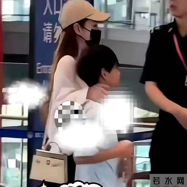 马筱梅带小玥儿现身机场，看到孩子现状，网友直呼比大s会带娃