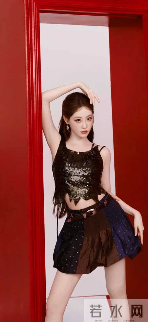 祝绪丹｜鎏金黑裙+爱心装置，独立后造型杀疯了！