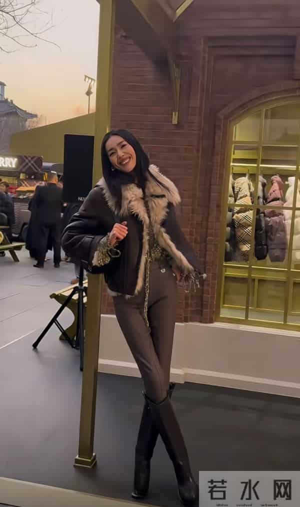刘雯皮衣配皮靴，大长腿逆天！