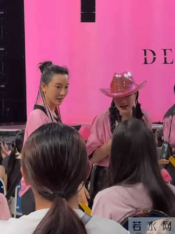 网友新加坡偶遇钟丽缇！粉衣闪帽少女感拉满，活力性格超圈粉