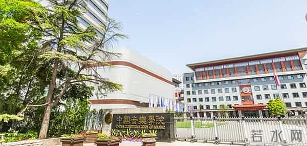 她9次登上春晚，却被谣传嫁给大31岁高层，如今49岁的她依旧单身