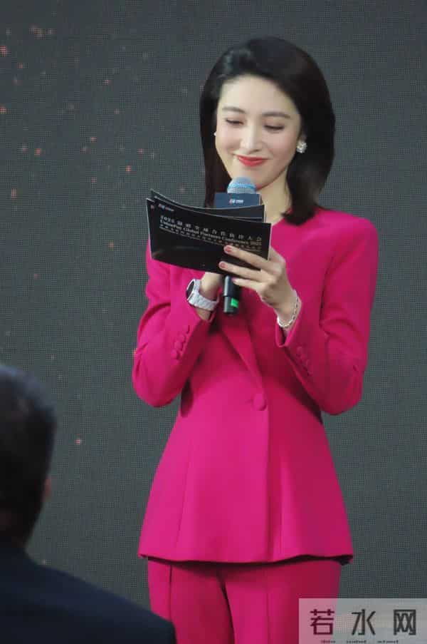 何卿分享最新工作照并配文，这周的工作做完了