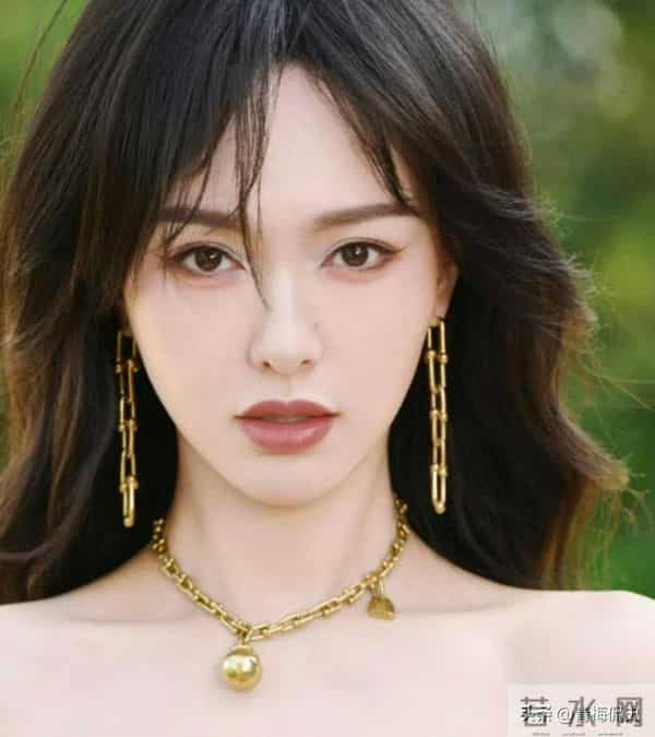 葬礼五天后唐嫣复工，法令纹凹陷状态憔悴，脸肿成发面馒头不敢认