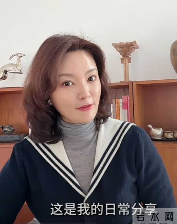 刘芳菲学院风穿搭出镜，卷发搭海军领开衫，优雅又精致