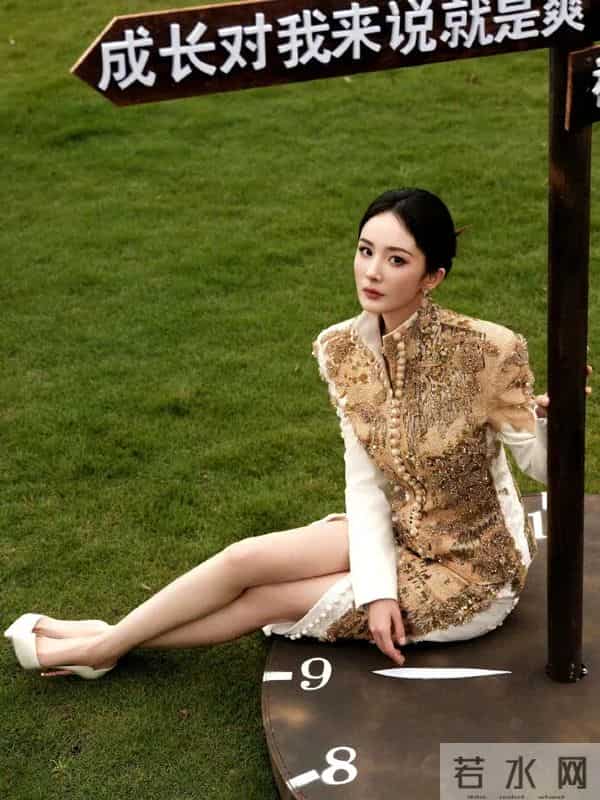 杨幂鎏金旗袍配红底鞋，这腰臀比是女娲炫技吧！