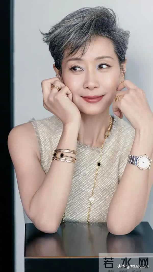 五个影后三个不生孩子？她们年过半百，背后的原因太通透