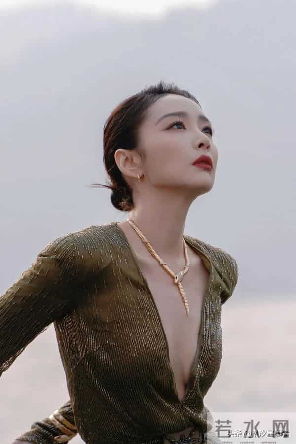 高叶新造型杀疯：“大嫂”的闪裙红唇，贵气是装不出来的