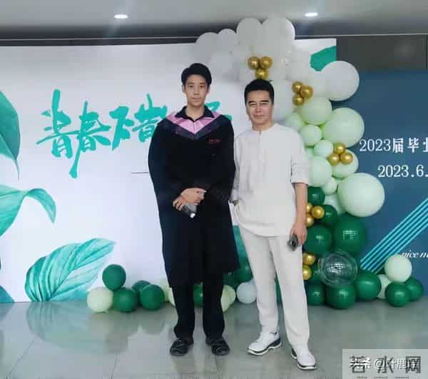 许亚军和儿子同框拍摄时尚大片，这是他和前妻何晴的孩子，叫许何