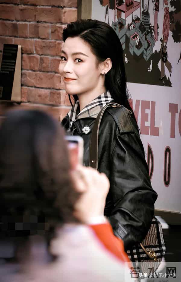 陈丽君现身精品店开幕活动，皮衣配湿发背头，刚柔并济的气质好美