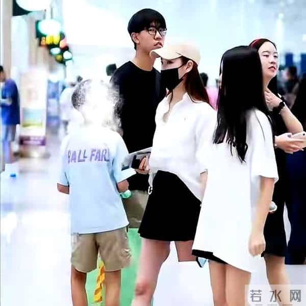 马筱梅带小玥儿现身机场，看到孩子现状，网友直呼比大s会带娃