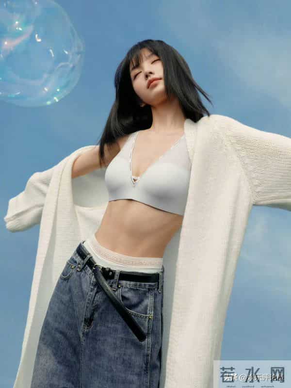 田曦薇 内衣代言写真 青春脚步跃动 活力四射的身影 美胸呼之欲出 瘦而